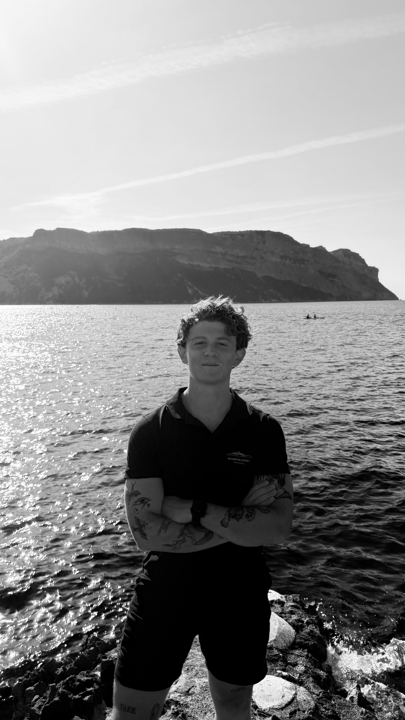 Benjamin Chamla, fondateur de MARINEXPERT, debout au bord de la mer.