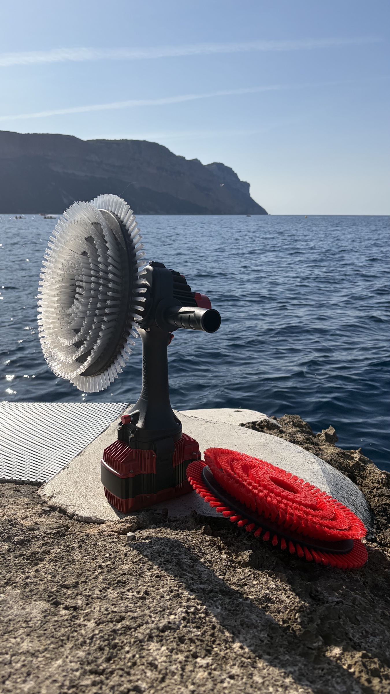 Brosse électrique sous-marine et têtes de brosse interchangeables au bord de la mer