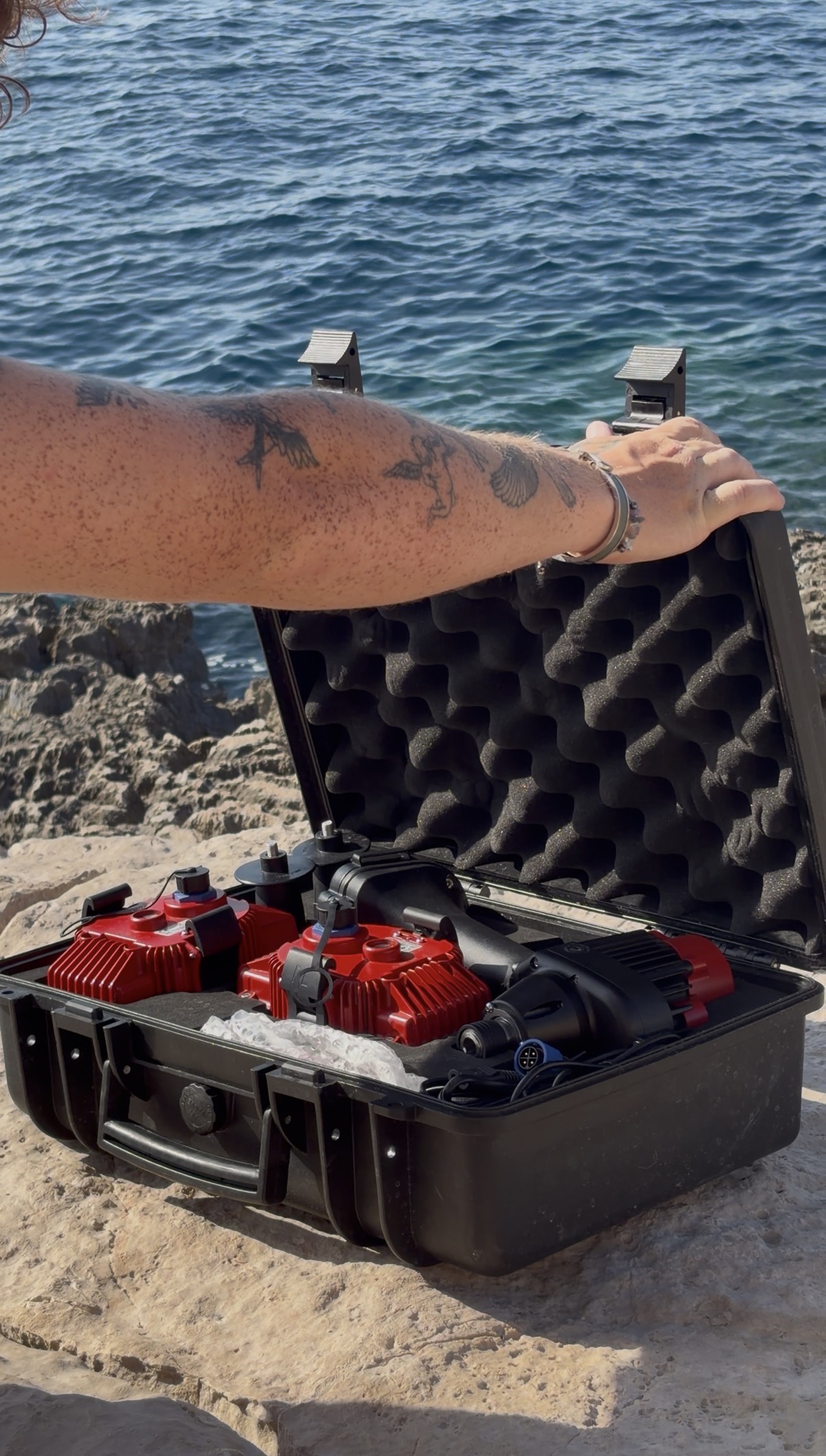 Équipements marins professionnels rangés dans une mallette de protection au bord de la mer