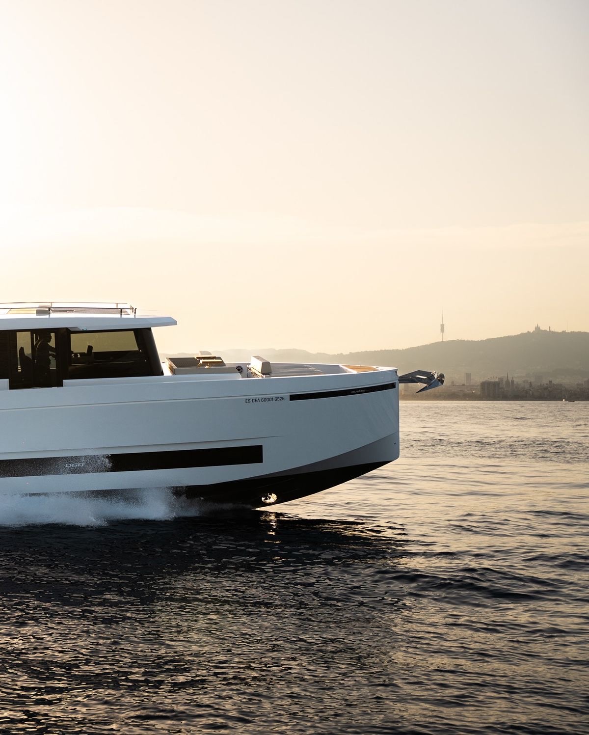 Yacht naviguant au coucher du soleil